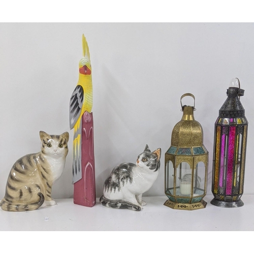 118 - A mixed lot to include two Moroccan style lantern light lamps, together with a pair of ceramic cats,... 