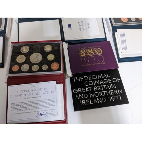 176 - Collection of UK proof and brilliant uncirculated coins set to include 1992 duel date EEC 50p commem... 