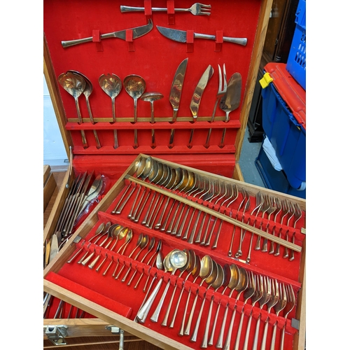 185 - An exquisite nickel bronze 12 piece cutlery set, in a wooden case
Location:LWM