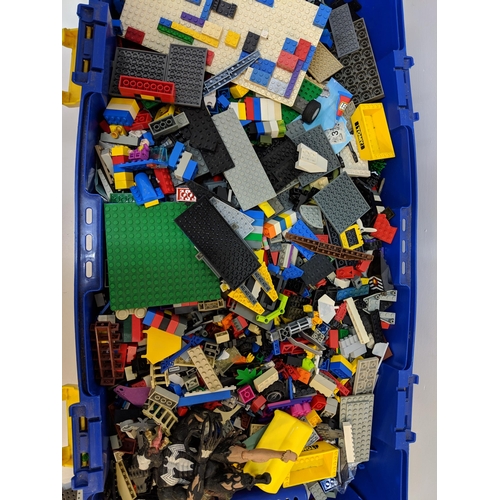 154 - A large quantity of loose Lego building blocks, and other Lego accessories in a big plastic box Loca... 