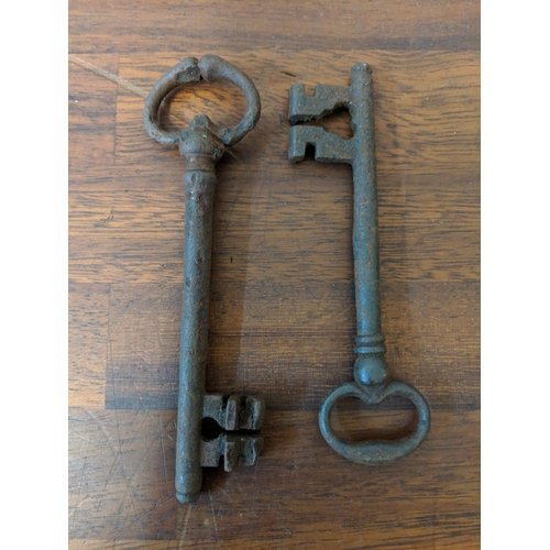 320 - A pair of 18th century iron door lock plates and two keys, Location:R2.5