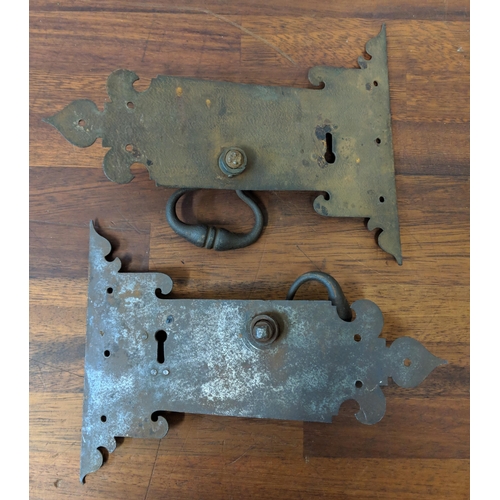 320 - A pair of 18th century iron door lock plates and two keys, Location:R2.5