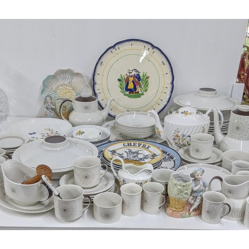 358 - A mixed lot of ceramics to include a Royal Doulton 'Morning Star' part dinner/tea service to include... 