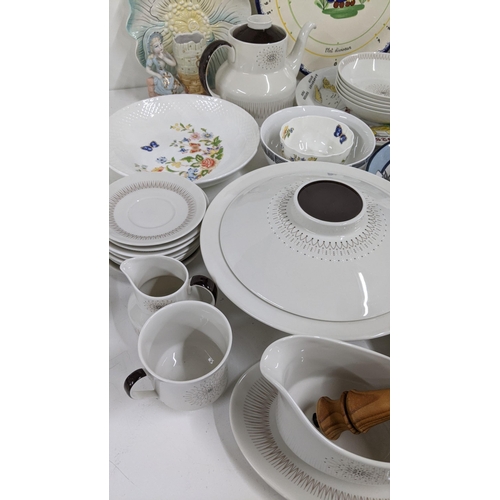 358 - A mixed lot of ceramics to include a Royal Doulton 'Morning Star' part dinner/tea service to include... 