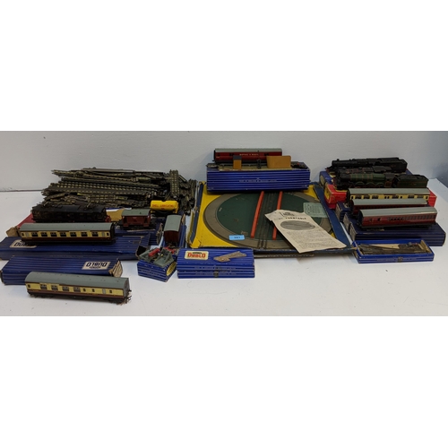 391 - Hornby Dublo trains, track and accessories to include Cardiff Castle 4075 green locomotive and tende... 