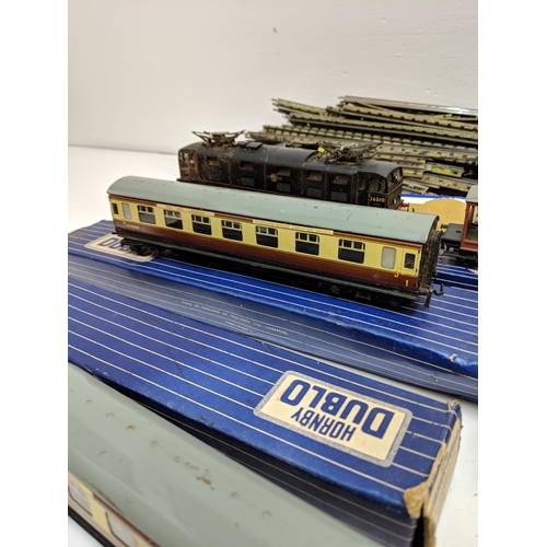 391 - Hornby Dublo trains, track and accessories to include Cardiff Castle 4075 green locomotive and tende... 