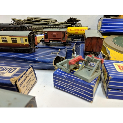 391 - Hornby Dublo trains, track and accessories to include Cardiff Castle 4075 green locomotive and tende... 