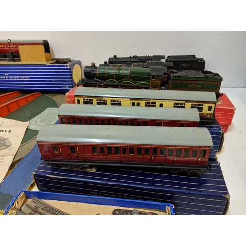 391 - Hornby Dublo trains, track and accessories to include Cardiff Castle 4075 green locomotive and tende... 