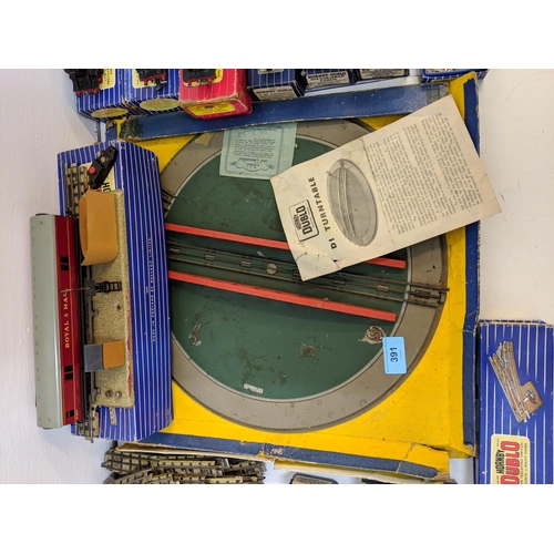 391 - Hornby Dublo trains, track and accessories to include Cardiff Castle 4075 green locomotive and tende... 