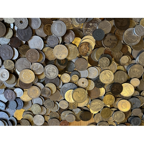 401 - Over 5 kilos of foreign coins - interesting mix Location:A1B