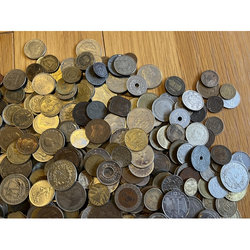 401 - Over 5 kilos of foreign coins - interesting mix Location:A1B