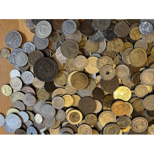 401 - Over 5 kilos of foreign coins - interesting mix Location:A1B