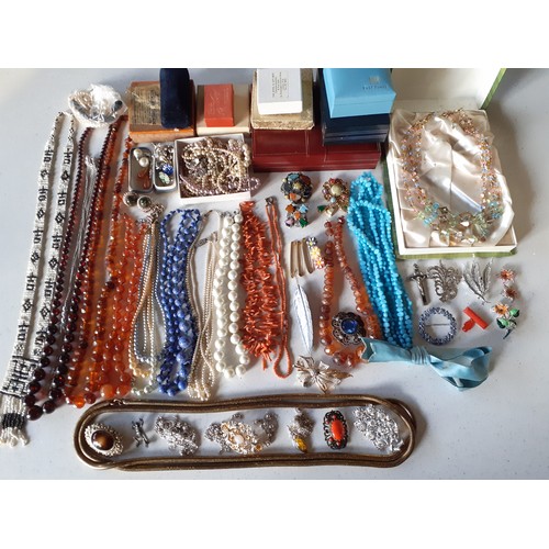 96 - A quantity of vintage costume jewellery, mainly mid 20th Century, comprising simulated pearl necklac... 