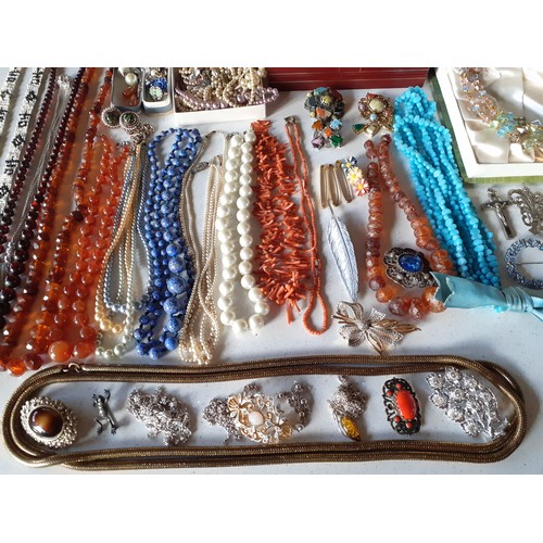 96 - A quantity of vintage costume jewellery, mainly mid 20th Century, comprising simulated pearl necklac... 