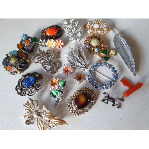 96 - A quantity of vintage costume jewellery, mainly mid 20th Century, comprising simulated pearl necklac... 