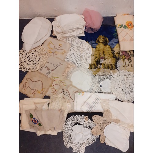 123 - A quantity of vintage linen, mainly mid 20th Century to include napkins and crotchet doilies togethe... 