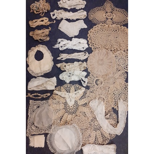 123 - A quantity of vintage linen, mainly mid 20th Century to include napkins and crotchet doilies togethe... 