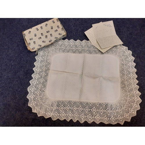 123 - A quantity of vintage linen, mainly mid 20th Century to include napkins and crotchet doilies togethe... 