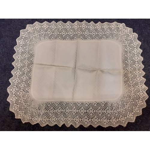 123 - A quantity of vintage linen, mainly mid 20th Century to include napkins and crotchet doilies togethe... 