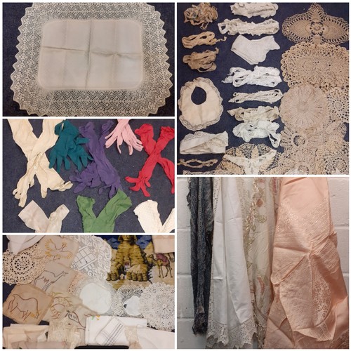 123 - A quantity of vintage linen, mainly mid 20th Century to include napkins and crotchet doilies togethe... 