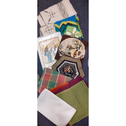 137 - A quantity of vintage table linen to include table cloths and napkins together with a 2007 Tuhi-Pape... 