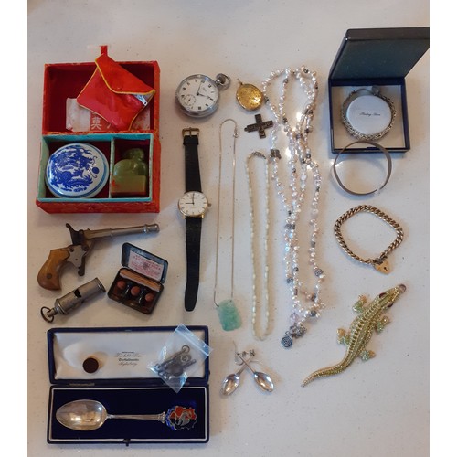 124 - A quantity of vintage jewellery and collectables to include a silver gilt chain bracelet with locket... 