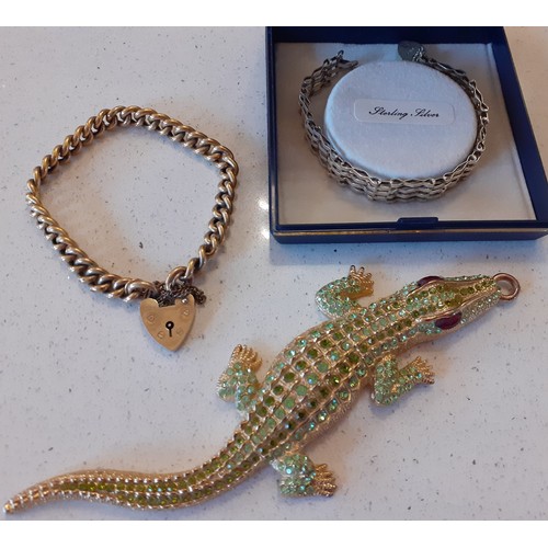 124 - A quantity of vintage jewellery and collectables to include a silver gilt chain bracelet with locket... 