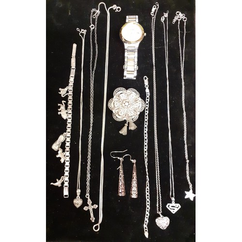 152 - A quantity of modern silver and silver tone jewellery to include necklaces, a silver and 5 garnet st... 