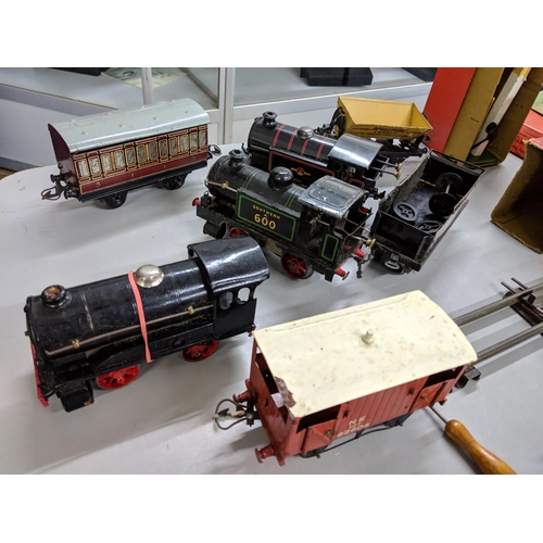 138 - A collection of boxed and loose Hornby O gauge to include several engines, tracks, carriages and acc... 