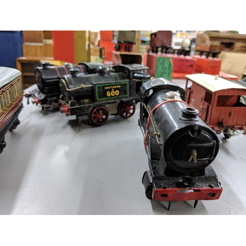 138 - A collection of boxed and loose Hornby O gauge to include several engines, tracks, carriages and acc... 