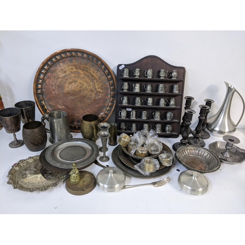 274 - Mixed metalware to include a collection of John Pinches miniature tankards, pewter candlestick, bras... 