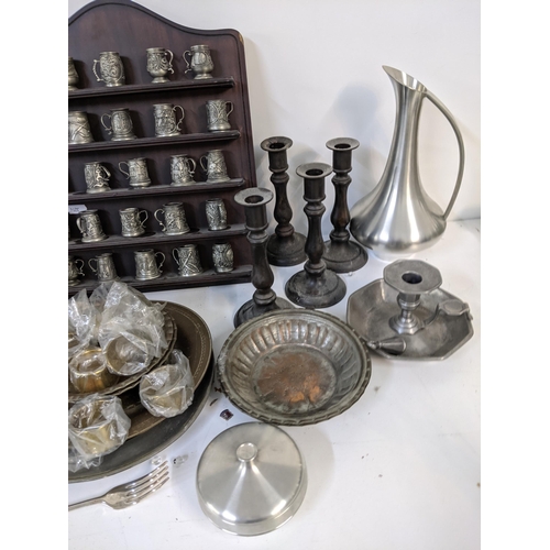 274 - Mixed metalware to include a collection of John Pinches miniature tankards, pewter candlestick, bras... 