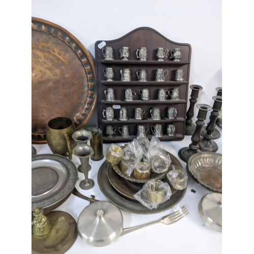 274 - Mixed metalware to include a collection of John Pinches miniature tankards, pewter candlestick, bras... 