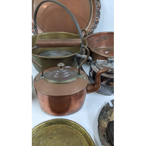 315 - Mixed metalware to include a twin handled copper pot, a copper kettle, a brass pot and other items L... 