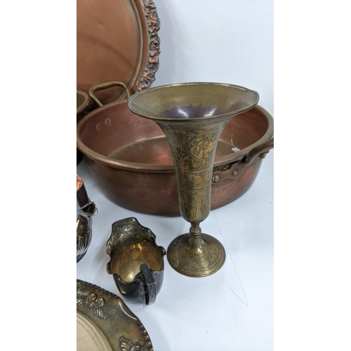 315 - Mixed metalware to include a twin handled copper pot, a copper kettle, a brass pot and other items L... 