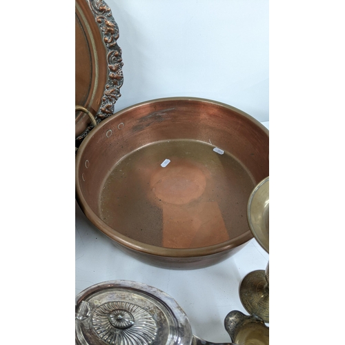 315 - Mixed metalware to include a twin handled copper pot, a copper kettle, a brass pot and other items L... 