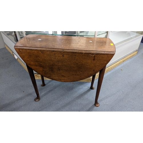 316 - A Georgian mahogany gateleg table having two fall flaps and pad shaped feet, 70.5cm x 91.5cm
Locatio... 