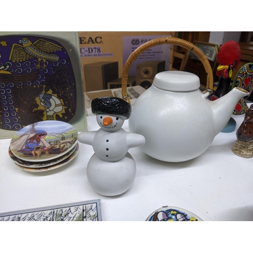 253 - A collection of Arabia, Finnish porcelain to include an Ulla Procope teapot, two Helja Liukko Sundst... 