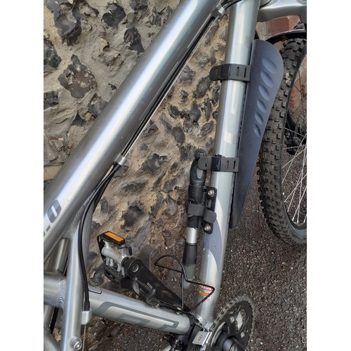 382 - An Avalanche all terrain GT silver coloured mountain bike. Location:G