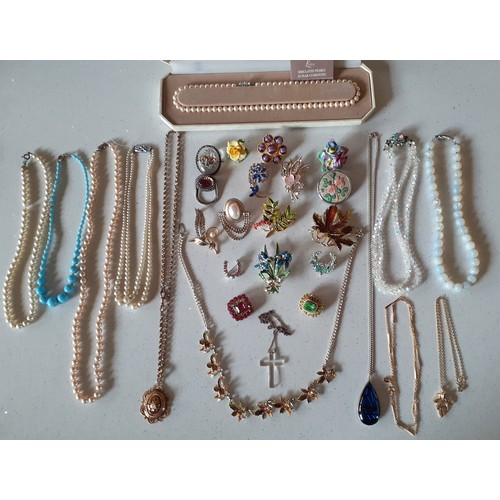 127 - A quantity of vintage costume jewellery, mainly brooches and necklaces, to include an Exquisite gold... 