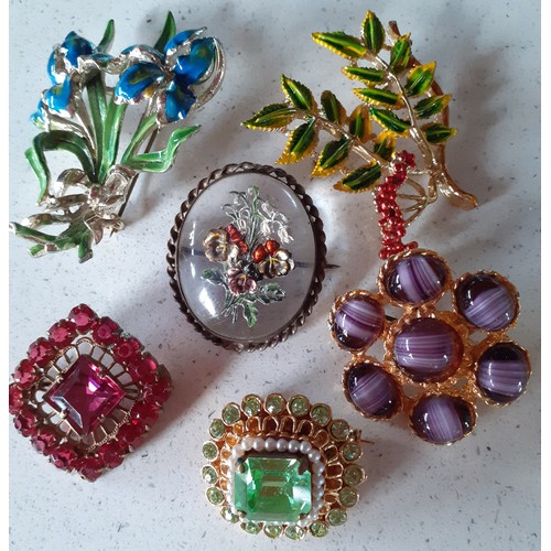 127 - A quantity of vintage costume jewellery, mainly brooches and necklaces, to include an Exquisite gold... 