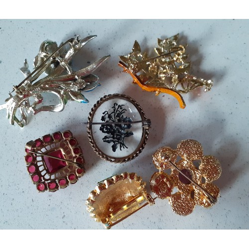 127 - A quantity of vintage costume jewellery, mainly brooches and necklaces, to include an Exquisite gold... 