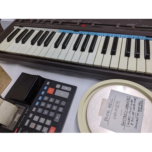 394 - A mixed lot of electric and battery-operated appliances, and other items to include a Bontempi elect... 