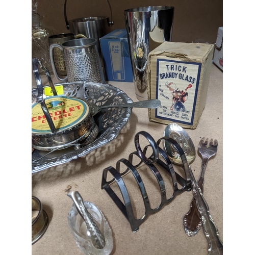 418 - A mixed lot of silver, silver plate, pub memorabilia to include German steins, and other items inclu... 