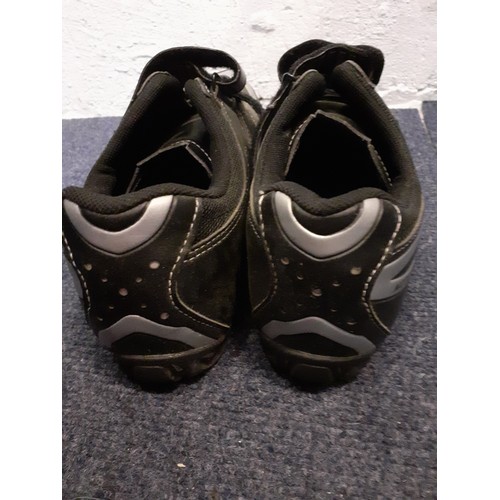 157 - A pair of gents Shimano black and silver cycle shoes, size 44 with cleats together with a Bell black... 