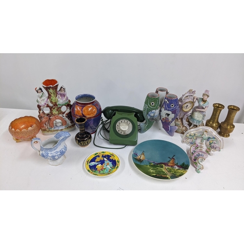 470 - A mixed lot to include a green Bakelite telephone, Fenton Carnival glass bowl, A E Gray & Co lustre ... 