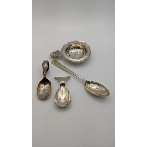 109 - Mixed silver to include a tea strainer, together with two silver caddy spoons and a teaspoon, total ... 