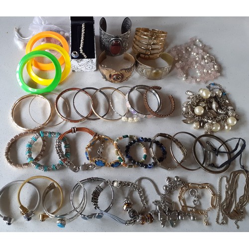 81 - A quantity of costume jewellery and other items, mainly late 20th Century brooches, earrings, neckla... 
