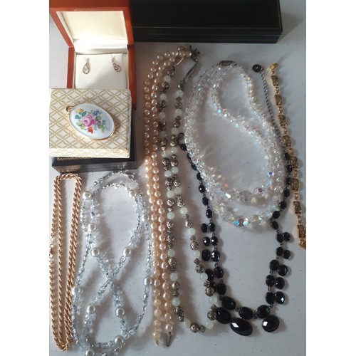 86 - A small quantity of late 20th Century jewellery to include a 9ct gold twist chain stamped 9k 375, 8.... 