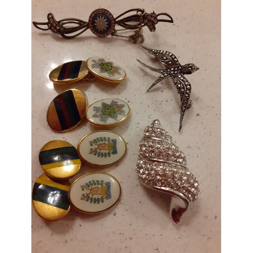 97 - A small quantity of vintage costume jewellery to include a 3 string simulated pearl bracelet with si... 